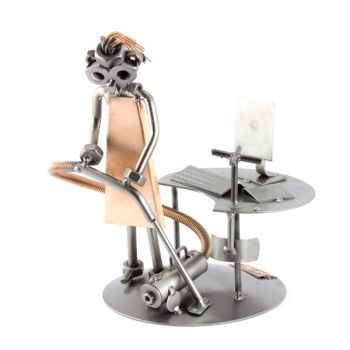 PUTZFRAU MIT STAUBSAUGER