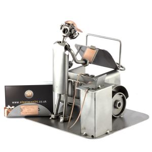 KFZ - MECHATRONIKER MIT VISITENKARTEN-HALTER